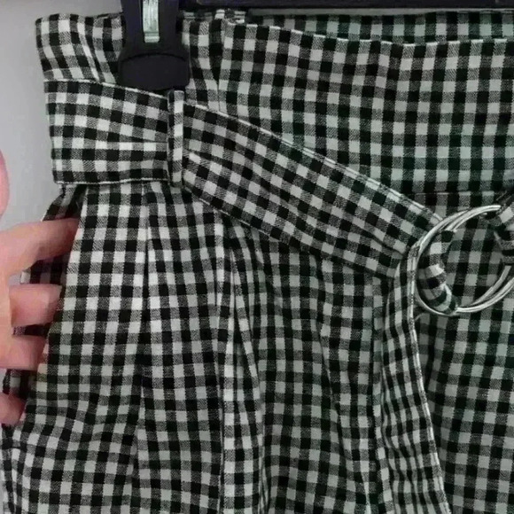 DYNAMITE | Women's Black/White Checkered High Waisted Linen Shorts - Picture 2 of 6